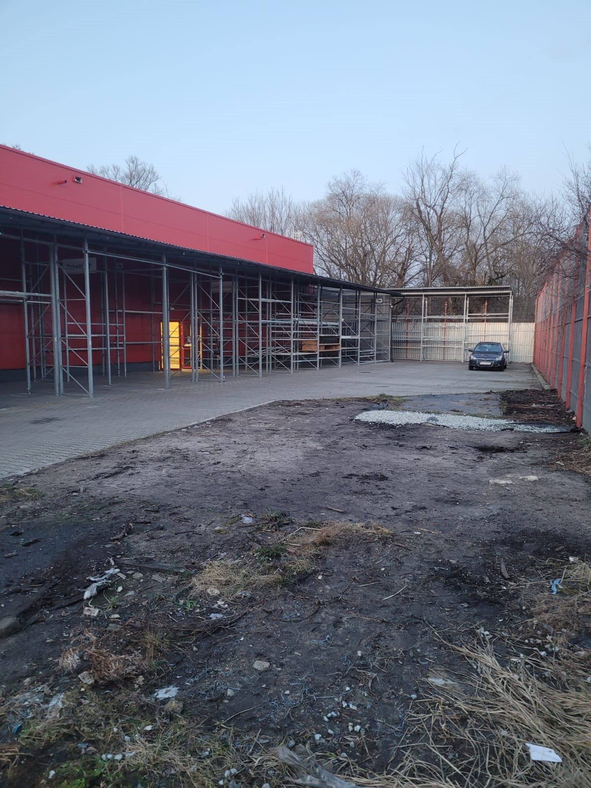 Polecam plac 780 m² z wiatą w Łasku, ogrodzony i oświetlony: Łask: Zielona