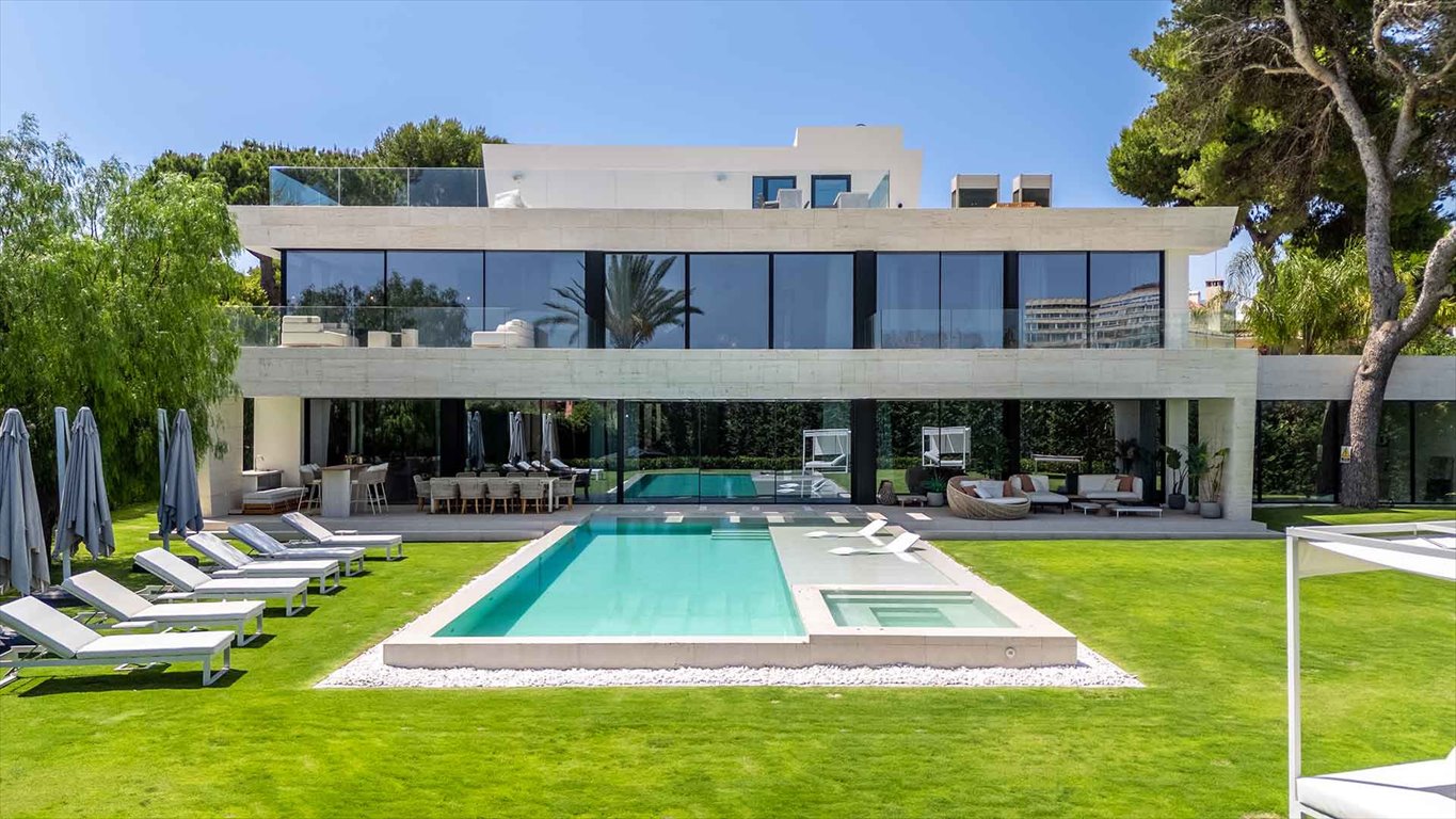Luksusowa villa w Marbella z basenem i panoramicznym tarasem. Hiszpania, Marbella Este - Los Monteros Playa, Marbella Este - Los Monteros Playa  787m2 Foto 1