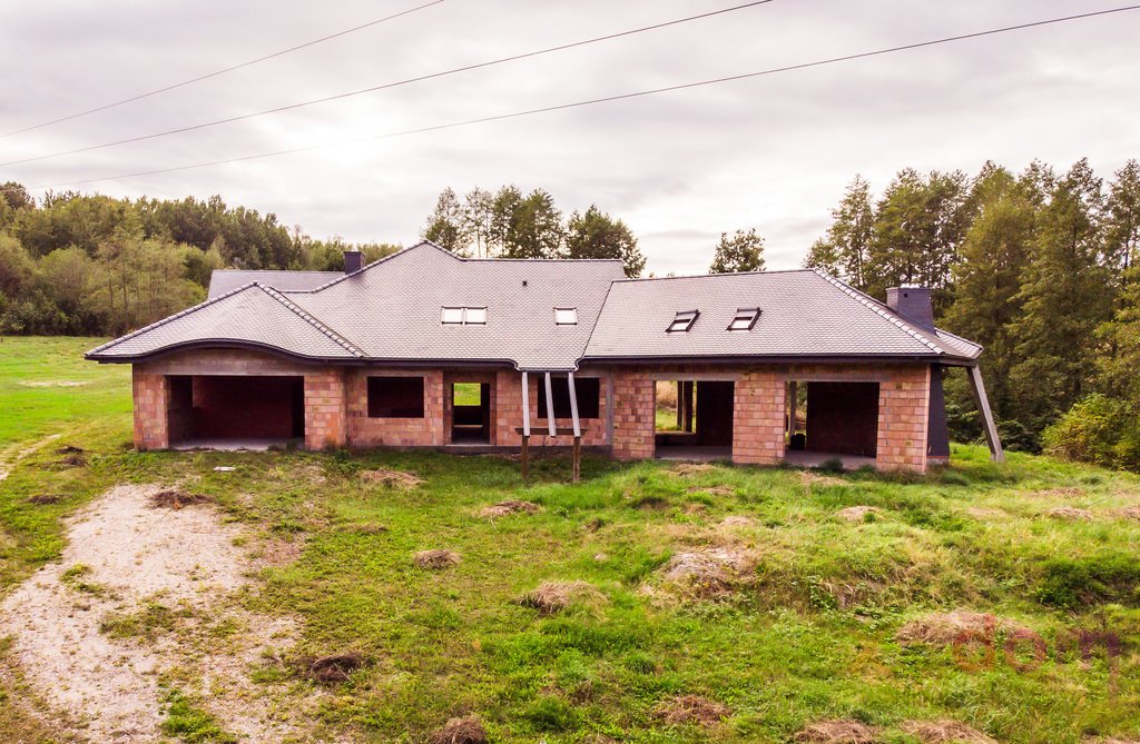 Przestronny dom z tarasem, stodoła i działka 9 tys. m² Zbrza  619m2 Foto 1