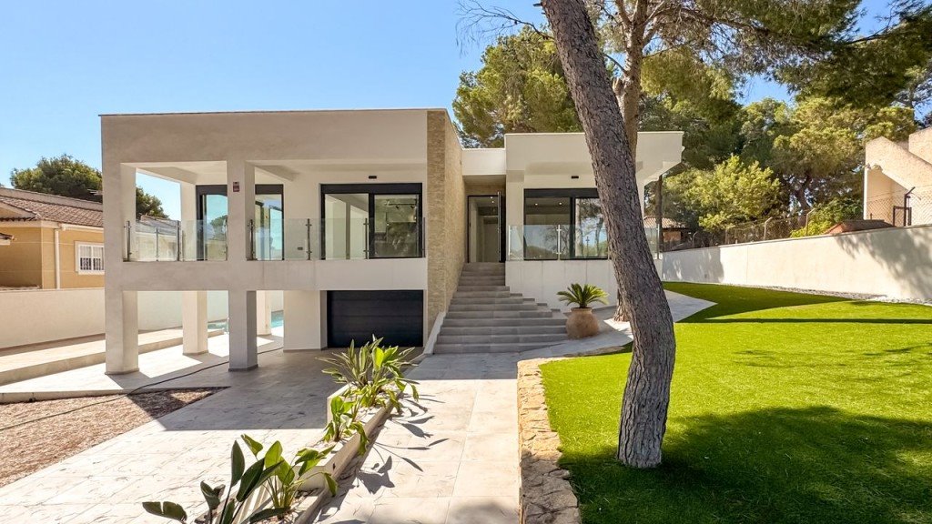 Nowoczesna villa z basenem i ogrodem w Los Balcones Hiszpania, Los Balcones, Los Balcones  337m2 Foto 1