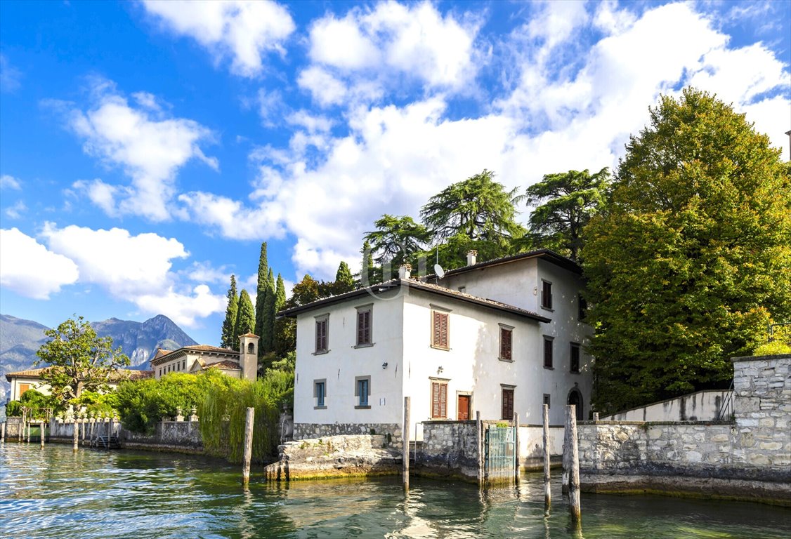 Zabytkowa willa nad jeziorem Iseo z prywatnym dostępem Włochy, Monte Isola  500m2 Foto 1