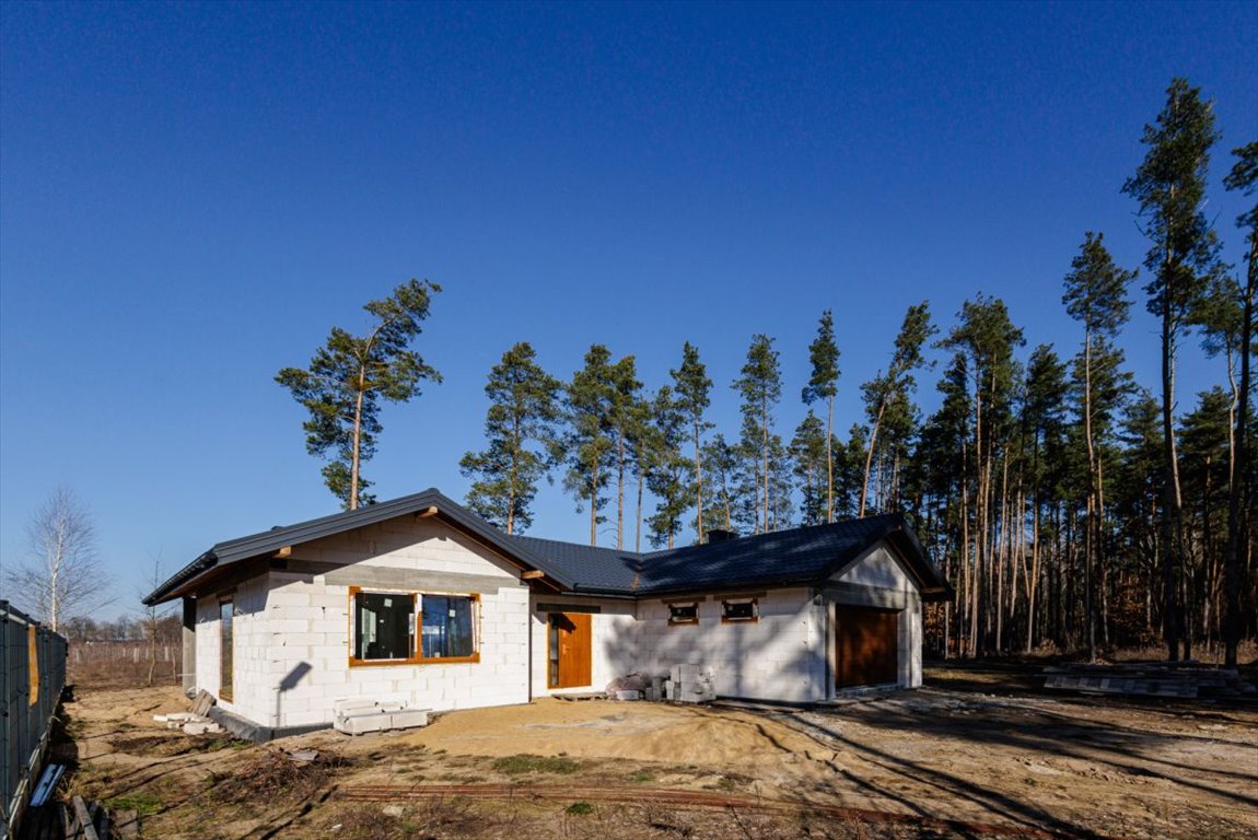 Nowoczesny dom z prywatnym lasem i panoramicznymi oknami Izbica, Osiedle Przy Lesie  180m2 Foto 1