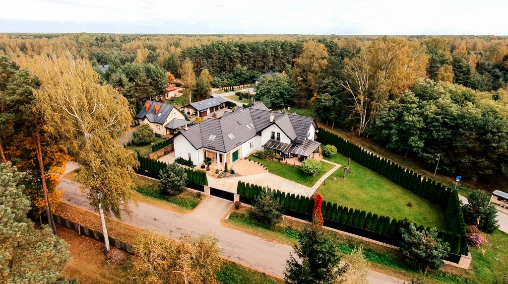 Nowoczesny dom z dużym ogrodem (2 055 m²) i oddzielnymi częściami Budy-Grzybek, Chełmońskiego  620m2 Foto 1