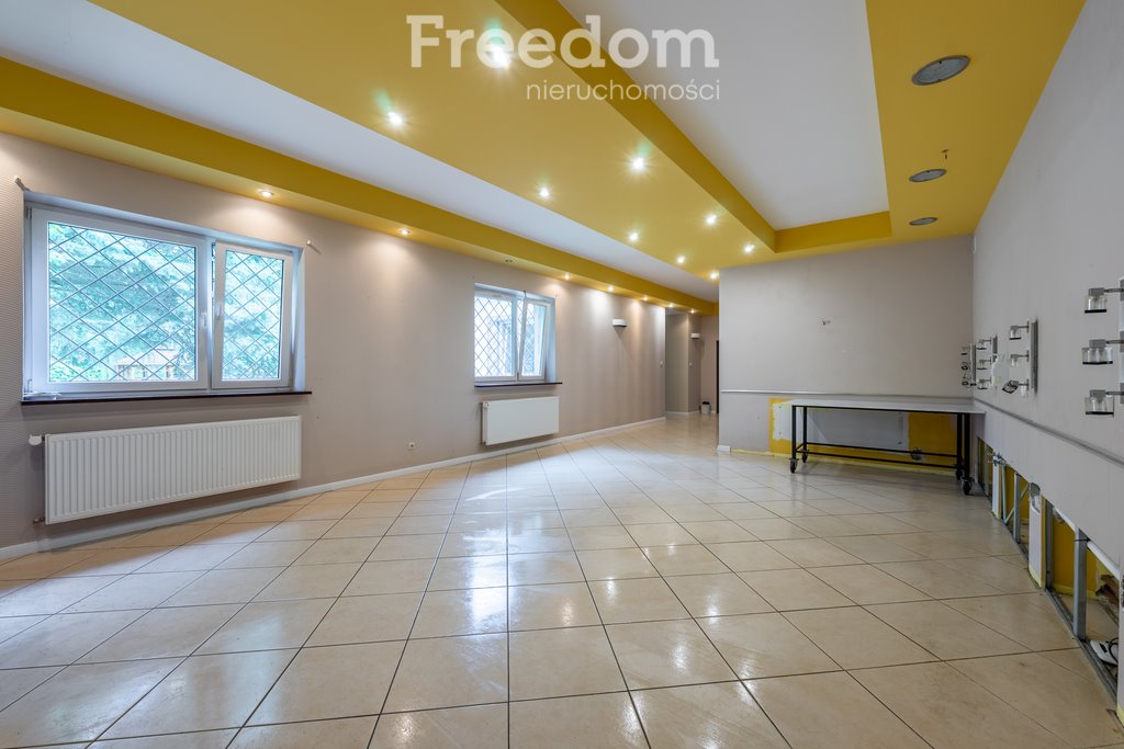 Lokal użytkowy na wynajem Kanie, Kolejowa  220m2 Foto 1