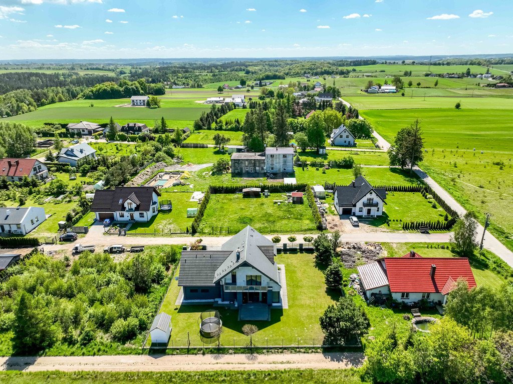 Nowoczesny dom 260 m² z ogrodem i garażem w Tokarach Tokary, Kasztanowa  263m2 Foto 1