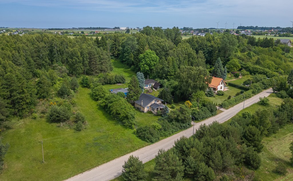 Przestronny dom i murowany domek w Łebczu - potencjał i prywatność. Łebcz, ks. Wielewskiego  101m2 Foto 1