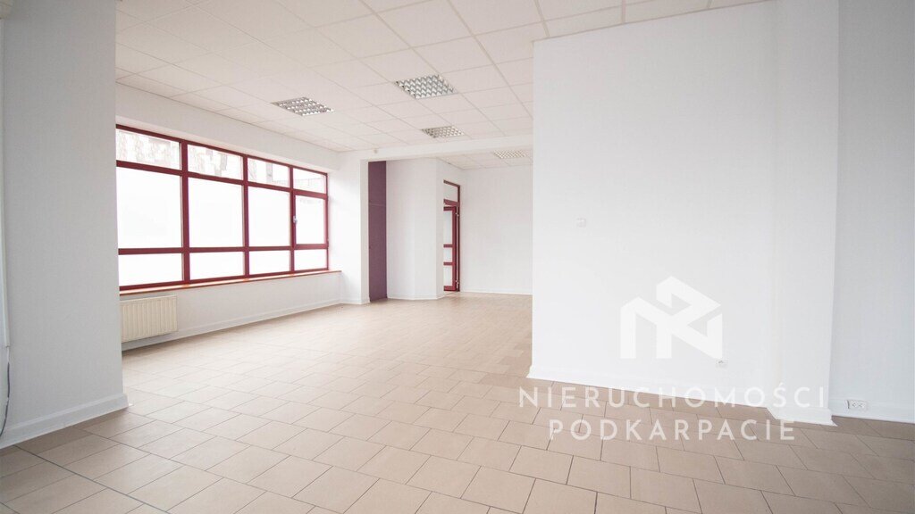 Lokal usługowy 115 m2 z dużymi przeszkleniami i dwoma wejściami Rzeszów, Króla Stanisława Augusta  115m2 Foto 1