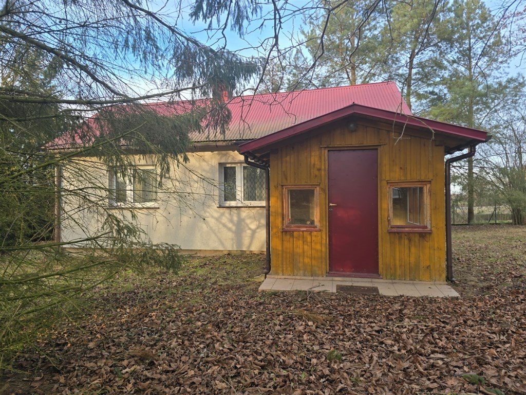 Dom murowany z oczkiem wodnym i garażami w Mochowie Mochowo  44m2 Foto 1