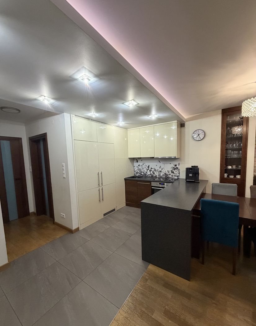 Na sprzedaż przestronne 3-pokojowe mieszkanie 62,38 m² z pełnym umeblowaniem i miejscem parkingowym Otwock, Danuty  62m2 Foto 1