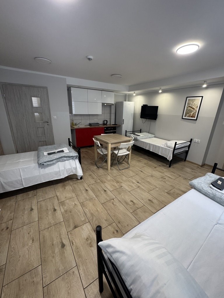 Gotowy hostel w Policach, 25 pokoi, inwestycja z zyskiem Police  690m2 Foto 1