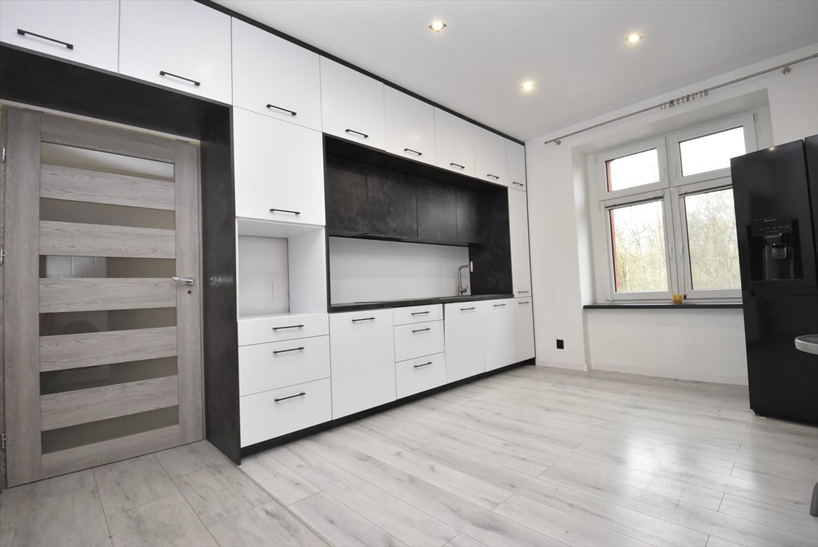 Przestronne 75 m² z piecami kaflowymi i miejscem postojowym Świętochłowice  75m2 Foto 1