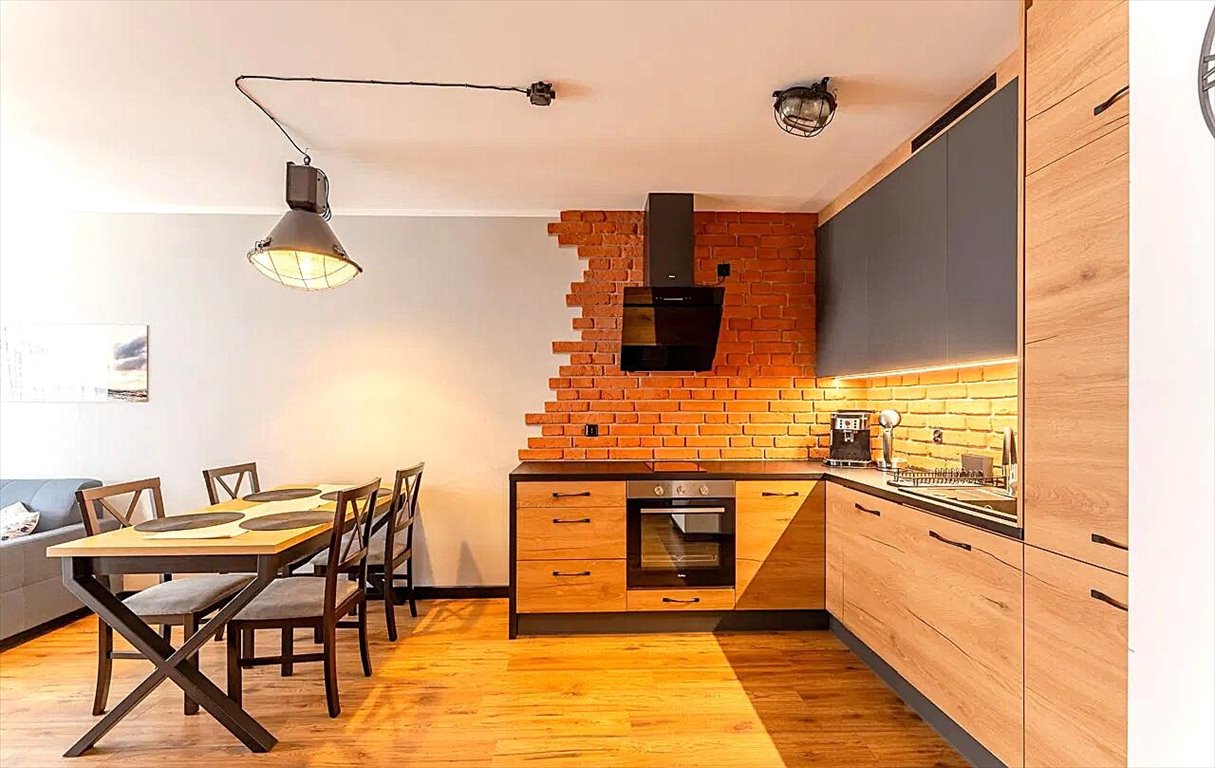 Nowoczesne 2-pokojowe z balkonem, miejsce w hali garażowej Kołobrzeg, Śródmieście  40m2 Foto 1