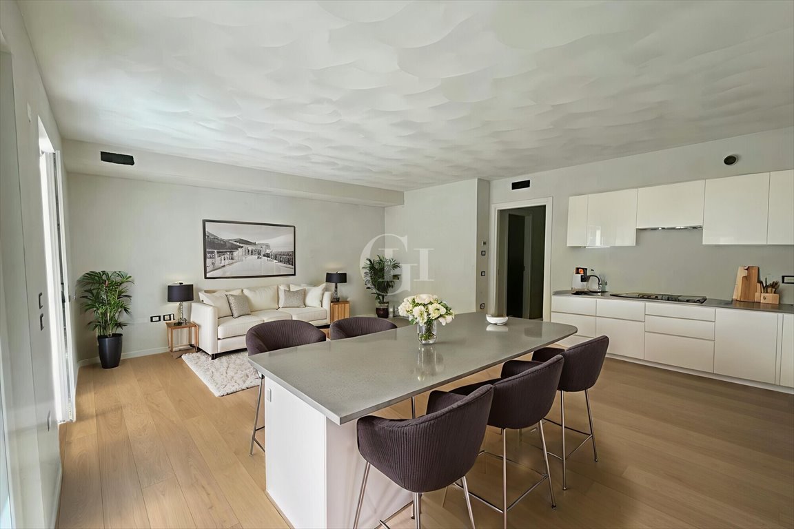 Mieszkanie dwupokojowe na sprzedaż Włochy, Mori  66m2 Foto 1