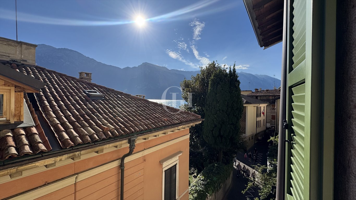 Do sprzedania mieszkanie z panoramicznym tarasem w Limone Włochy, Limone sul Garda  45m2 Foto 1
