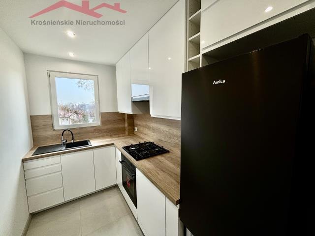 Sprzedam komfortowe 3-pokojowe mieszkanie 61 m² z balkonem w Krośnie Krosno, Guzikówka  61m2 Foto 1