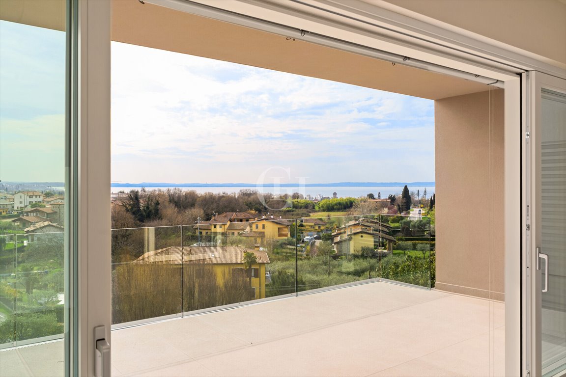 Ekskluzywne mieszkanie z panoramicznym widokiem na jezioro Garda Włochy, Lazise  74m2 Foto 1