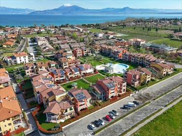 Wyrafinowane mieszkanie z tarasem, basenem i zielenią mieszkanie Sirmione
