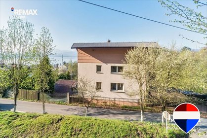 Dom inwestycyjny z 4 apartamentami blisko jeziora dom Zarzecze, Beskidzka