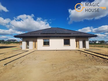 Nowoczesny dom bliźniak z dużym ogrodem i fotowoltaiką dom Pszczółki, Nektarowa