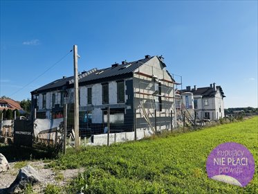 Nowoczesny segment z ogrodem i parkingiem – bez PCC dom Wola Kopcowa