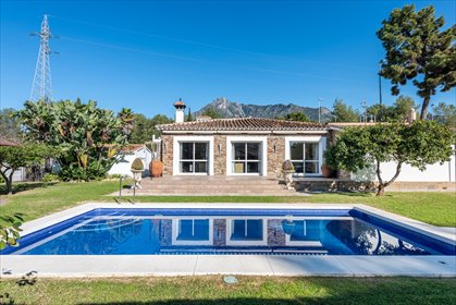 Urokliwa willa z basenem i garażem (Marbella, La Carolina) dom La Carolina, La Carolina