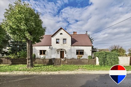 Urokliwy dom z oryginalnymi drzwiami i nowoczesnym piecem dom Swarzynice