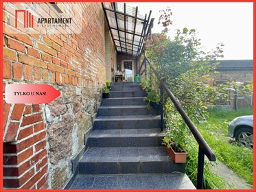 Urokliwe siedlisko z widokiem na staw i zabytkowe budynki dom Siemczyno