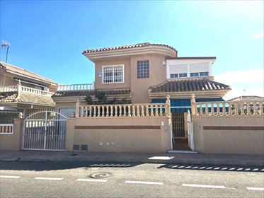 Sprzedam komfortową willę 98 m² z dużym ogrodem i tarasami dom Torrevieja, Costa Blanca