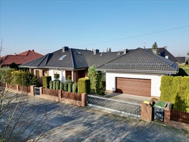Ekskluzywny dom w Kępie z garażem i dużą działką dom Kępa, 1 Maja