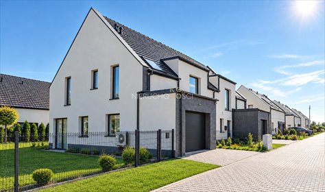 Nowoczesny dom z garażem, ogród i komfortowe wnętrza. dom Uraz