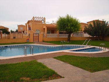 Na sprzedaż przestronny dom 75 m² z garażem i solarium w Torrevieja dom Torrevieja