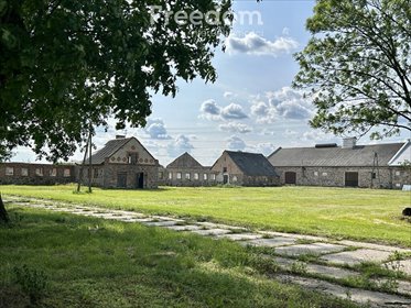Zabytkowy dwór i zabudowania folwarczne (6,5 ha) w Słucz działka Słucz