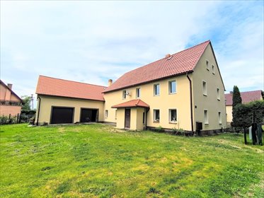 Wolnostojący dom z garażem i ogrodem w Łagowie. dom Łagów