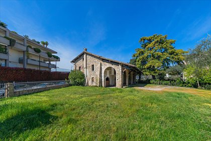 Urokliwy rustico z dużym potencjałem i ogrodem dom Desenzano del Garda