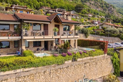 Luksusowy apartament z widokiem na jezioro Iseo (jacuzzi, balkon) mieszkanie Sarnico