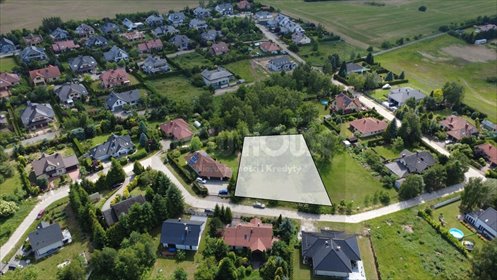 Działka budowlana 1684 m² z nasadzeniami i mediami działka Dobra