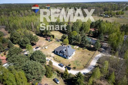 Dom z dużą działką i jasnym wnętrzem. dom Benenard, Sosnowa