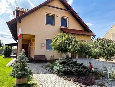 Przestronny dom wolnostojący z garażem i nowoczesnym wykończeniem. dom Głogów