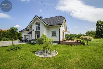 Urokliwy dom z dużą działką i garażem w Krzyżowej dom Krzyżowa