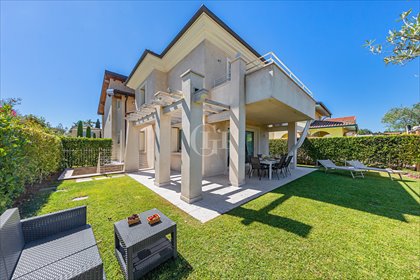 Urokliwa willa z ogrodem i niezależnym wejściem dom Manerba del Garda