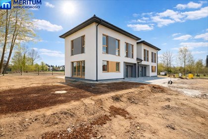 Nowoczesny bliźniak 132 m2 z garażem i energooszczędnościami dom Budy-Grzybek