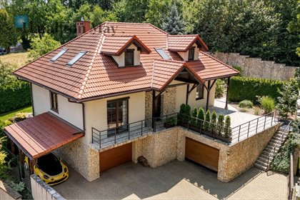Ekskluzywny dom z basenem, ogrodem i garażem w Krzywaczce dom myślenicki, Głogoczów