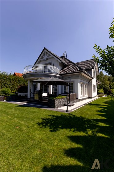 Nowoczesny dom z inteligentnym systemem i unikatową rzeźbą dom Wielogłowy