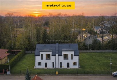 Dom bliźniak z wysokimi pomieszczeniami i ogrzewaniem podłogowym dom Rąbień, Fasolowa