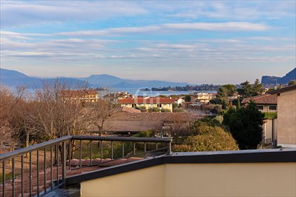 Luksusowe mieszkanie z panoramicznym solarium i widokiem mieszkanie Manerba del Garda
