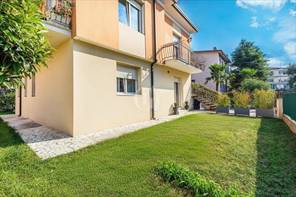 Przestronne 3-sypialnie z ogrodem i garażem w Desenzano mieszkanie Desenzano del Garda