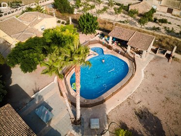 Do sprzedania przestronne 200 m² dom z basenem i ogrodem w La Romana dom La Romana