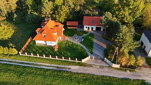 Urokliwa willa z ogrodem, fontanną i garażem dom Laskówka Chorąska