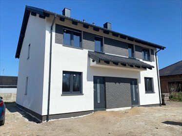 Nowoczesny bliźniak z ogrzewaniem podłogowym i elektrycznymi roletami dom Gortatowo, Sezamowa