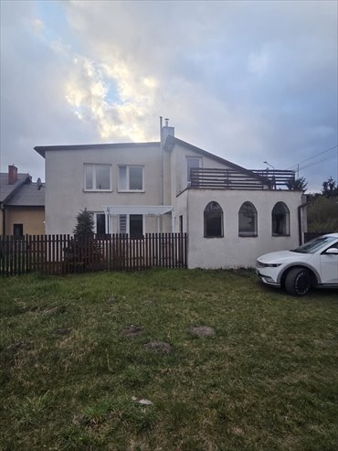 Dom z tarasami i murowanym budynkiem w Grądach dom Grądy